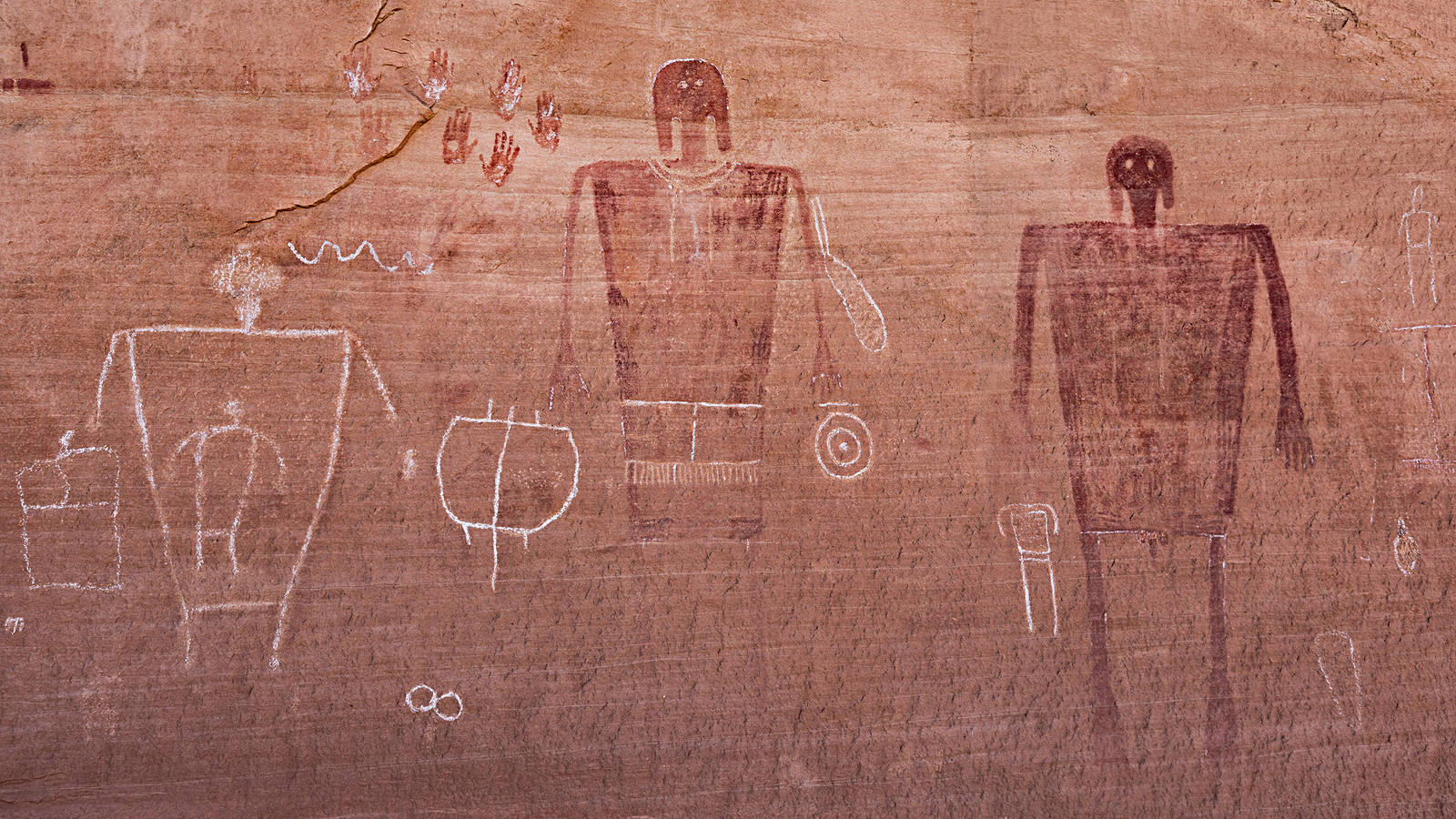 <h3 style="text-align: center; padding: 50px;"><span class="text-Intro-style">The Big Man Panel, located in Bears Ears, features reddish pictographs of human figures. <br />Visitors traced faint petroglyphs with chalk.<br />© STEPHEN ALVAREZ</span></h3>